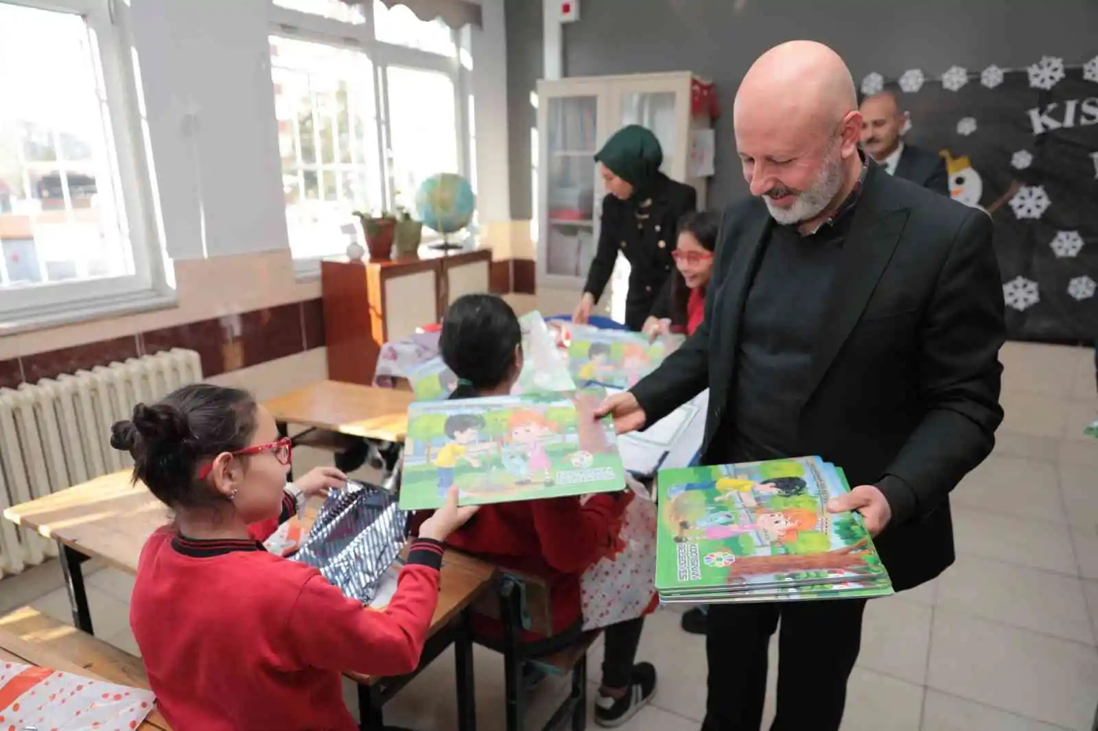 Başkan Çolakbayrakdar, öğrencilerin karne heyecanına ortak oldu
