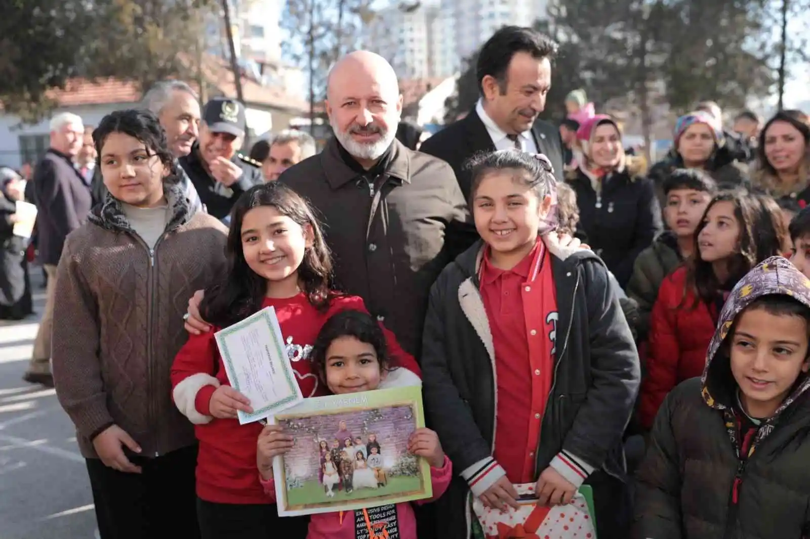 Başkan Çolakbayrakdar, öğrencilerin karne heyecanına ortak oldu
