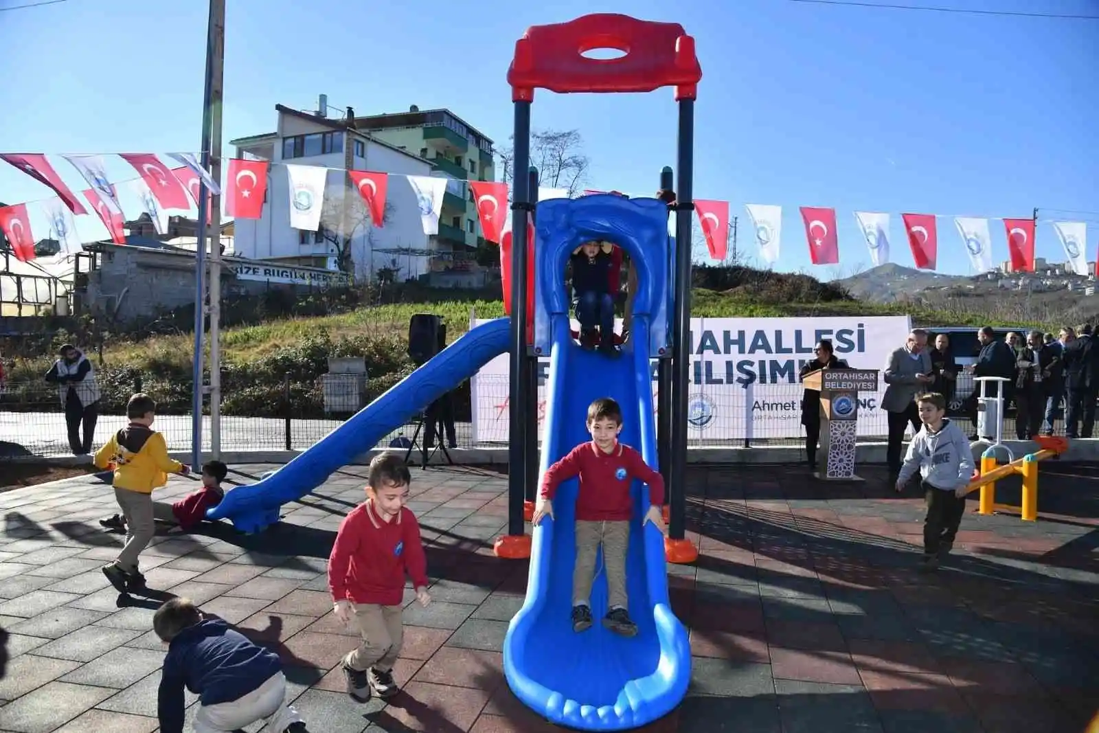 Başkan Genç, öğrencilere karne hediyesi olarak Akyazı Çocuk Parkı'nı hizmete açtı