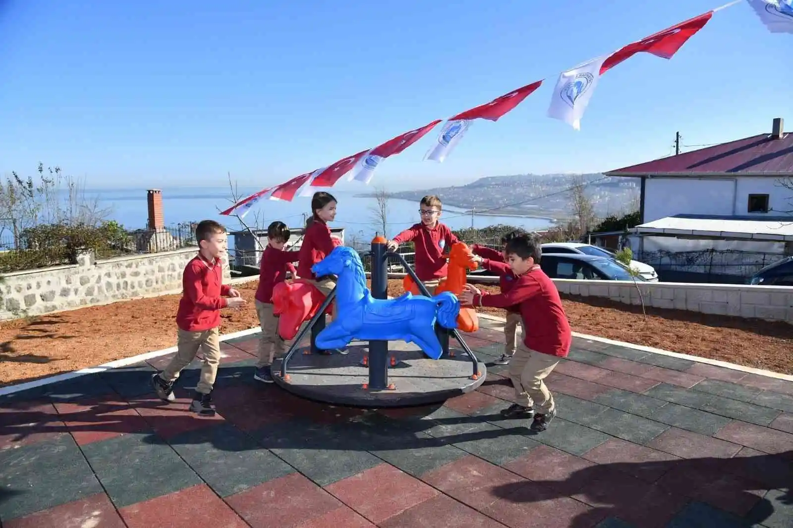 Başkan Genç, öğrencilere karne hediyesi olarak Akyazı Çocuk Parkı’nı hizmete açtı