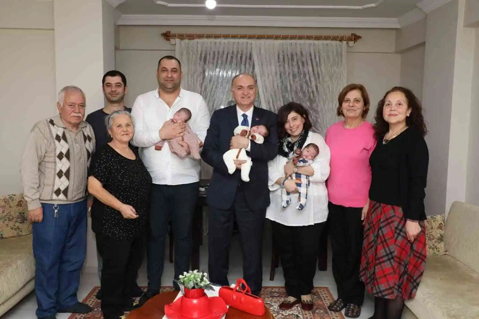 Başkan Özlü'den üçüz bebeklere sürpriz ziyaret