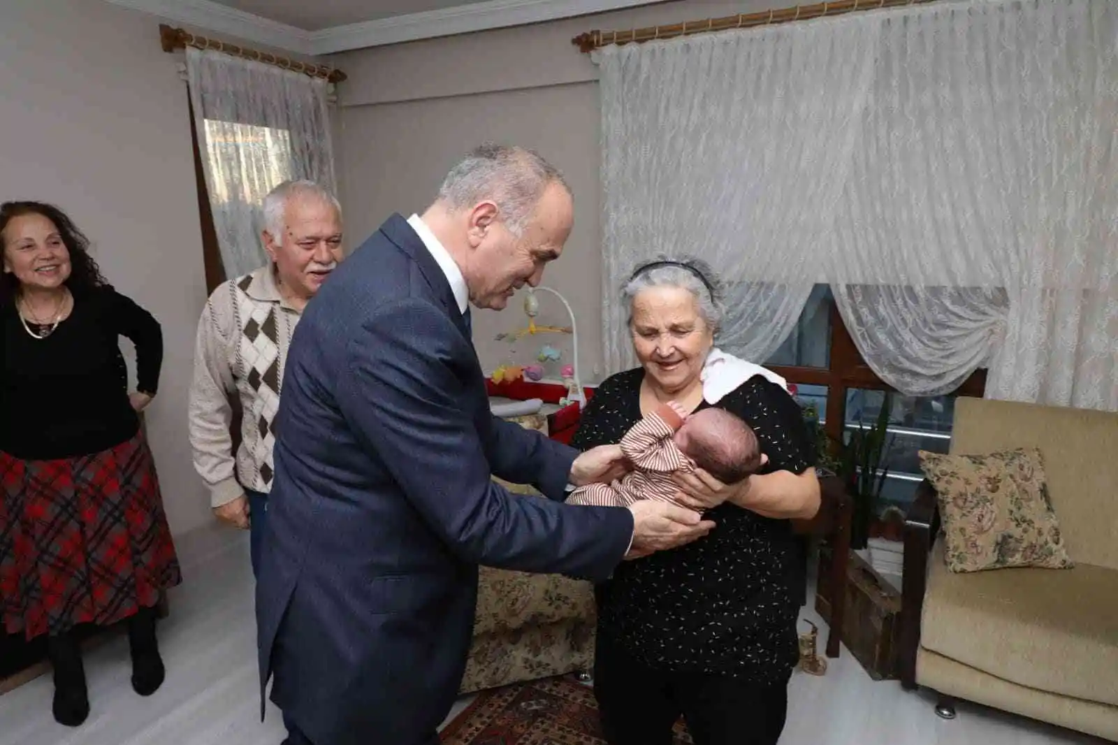 Başkan Özlü’den üçüz bebeklere sürpriz ziyaret