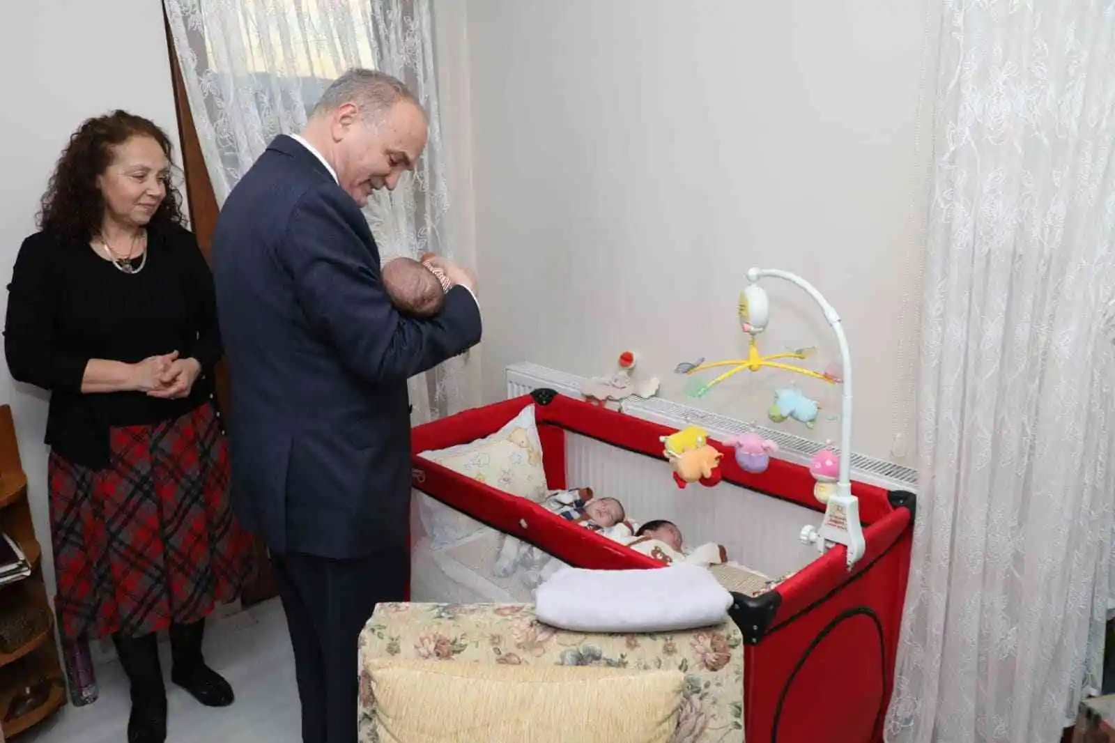 Başkan Özlü’den üçüz bebeklere sürpriz ziyaret