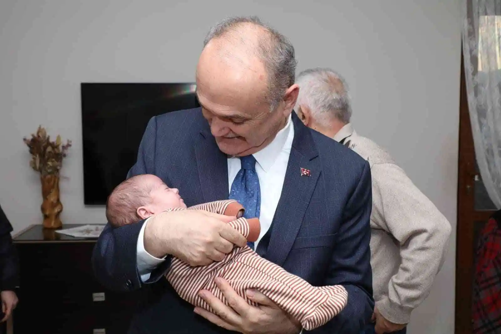 Başkan Özlü’den üçüz bebeklere sürpriz ziyaret