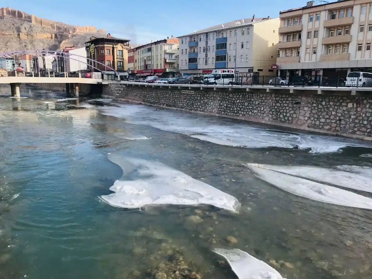 Bayburtlu vatandaşın soğuk havayla imtihanı: 5 kat kazak giyindi!