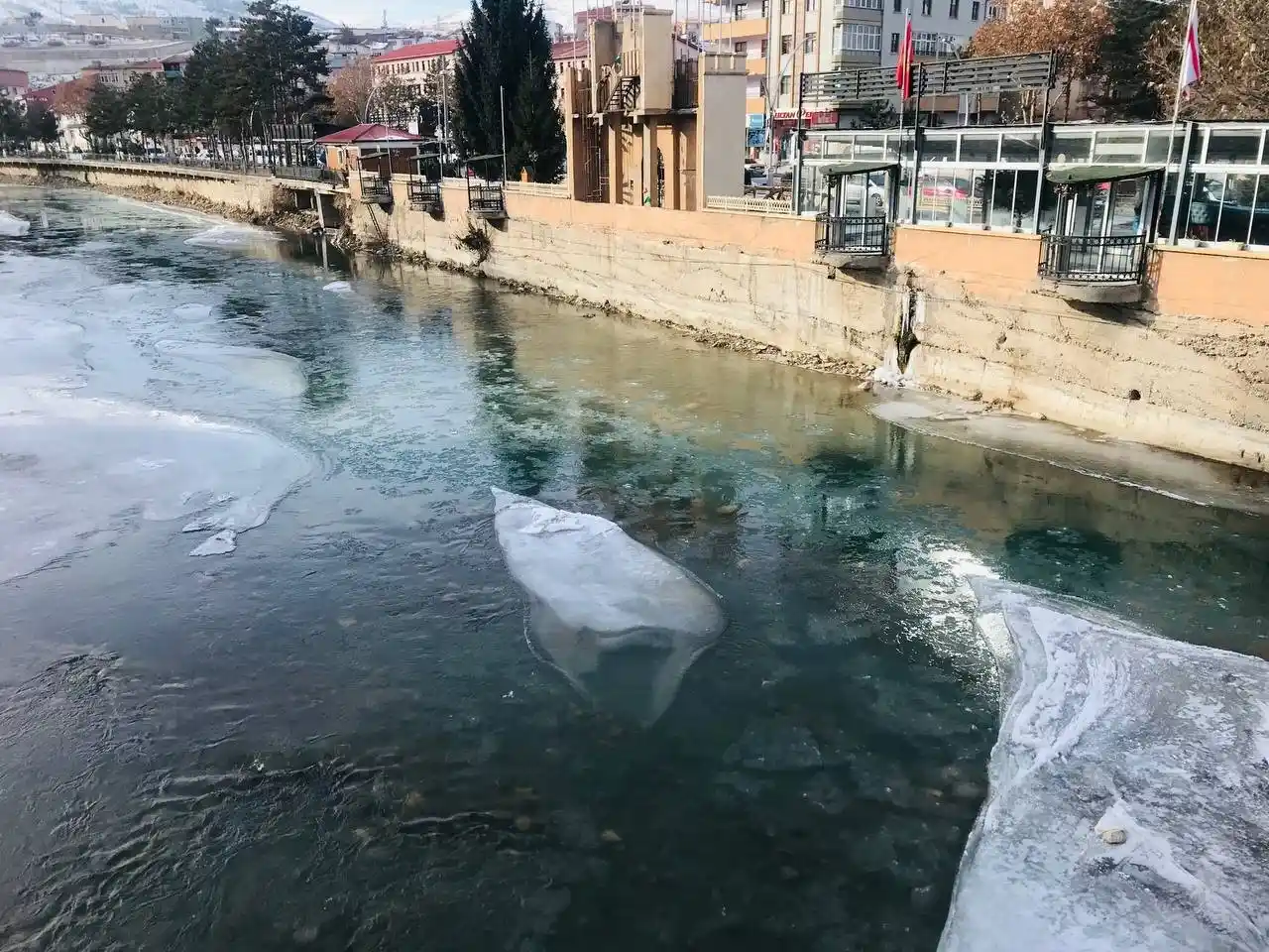 Bayburtlu vatandaşın soğuk havayla imtihanı: 5 kat kazak giyindi!