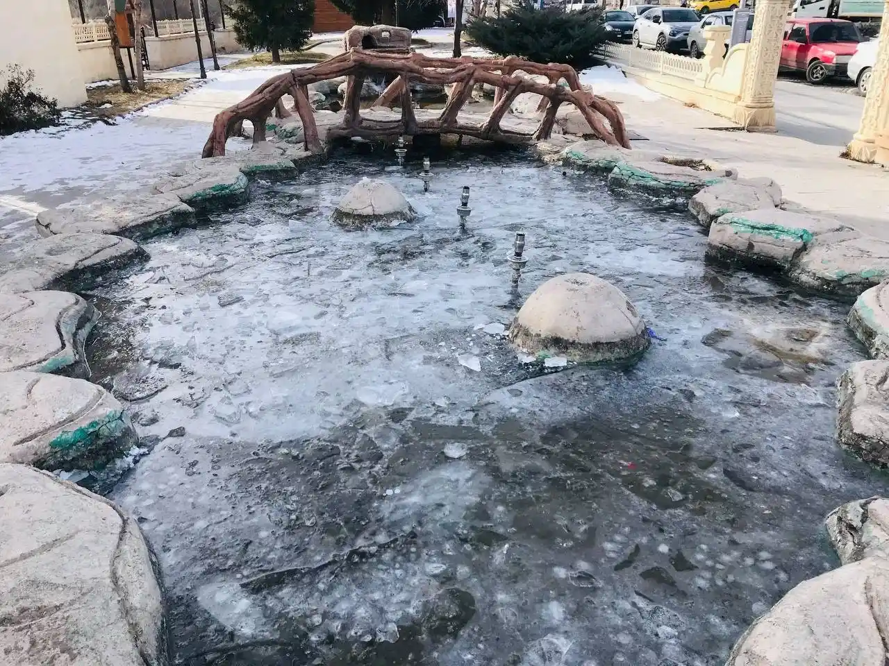 Bayburtlu vatandaşın soğuk havayla imtihanı: 5 kat kazak giyindi!