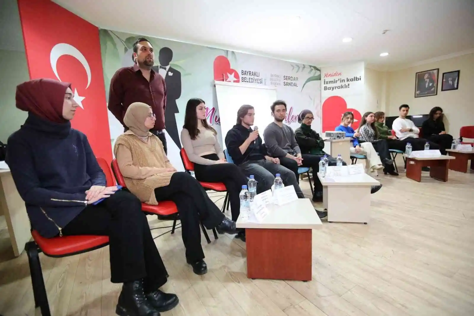 Bayraklı'da üniversiteli 'akranlar' buluştu