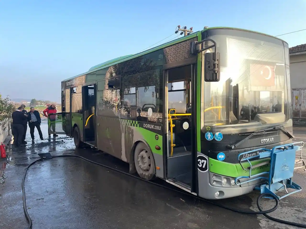 Belediye otobüsünün motor kısmında çıkan yangın söndürüldü