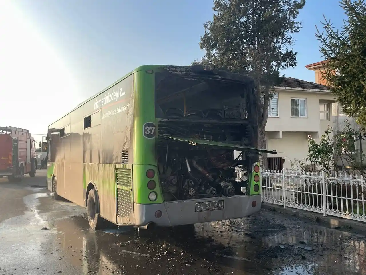 Belediye otobüsünün motor kısmında çıkan yangın söndürüldü