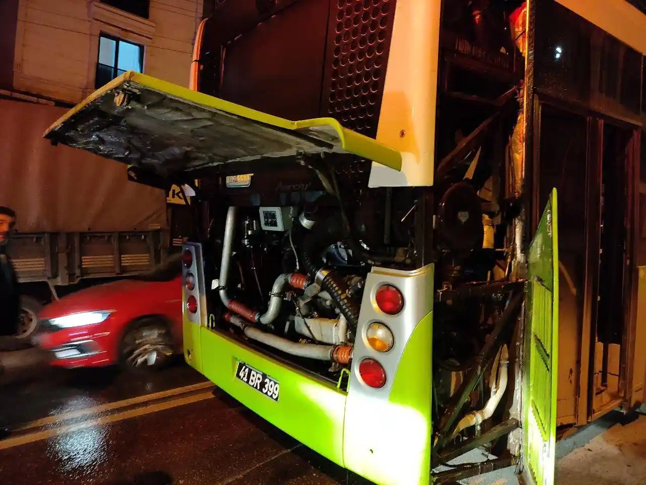 Belediye otobüsünün motorunda çıkan yangın korkuttu