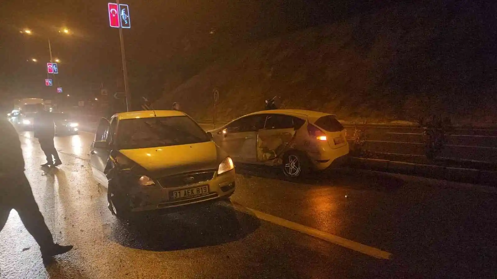 Belen’de iki otomobil çarpıştı: 4 yaralı