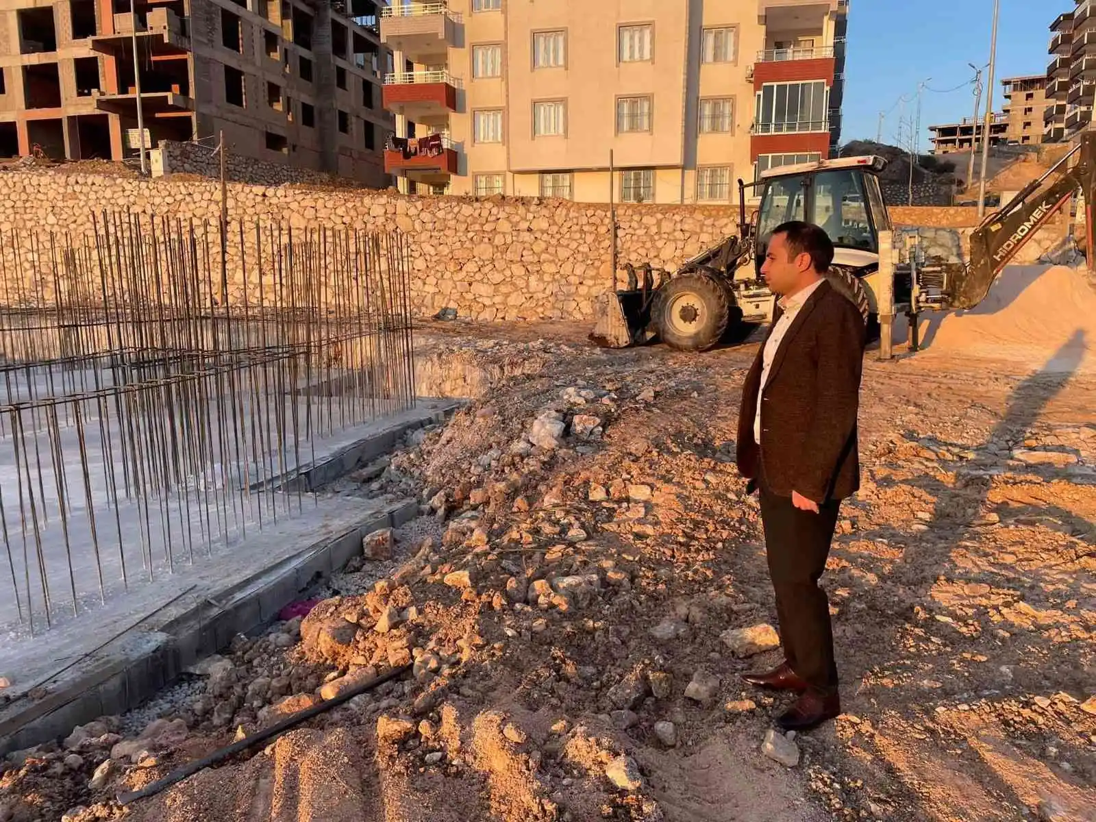 Besni Kaymakamı Partal'dan okul inşaatlarına inceleme