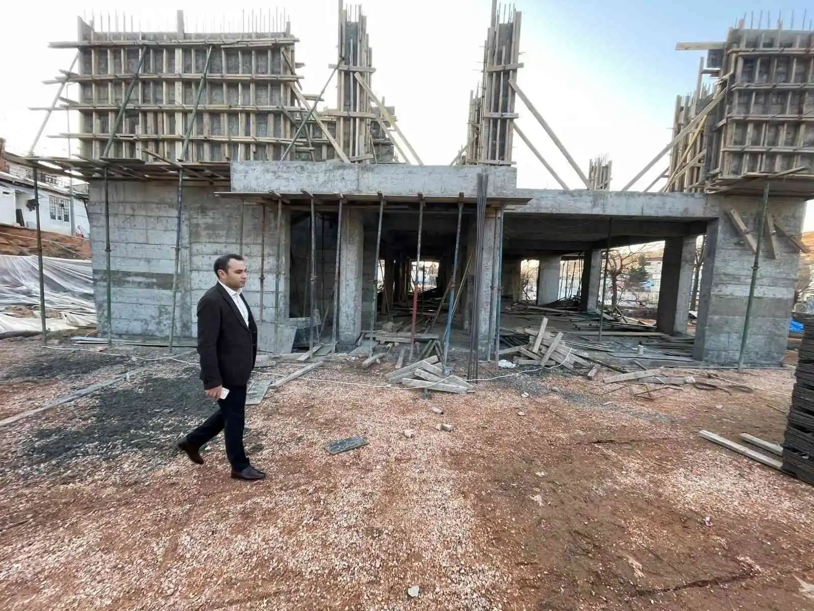 Besni Kaymakamı Partal’dan okul inşaatlarına inceleme