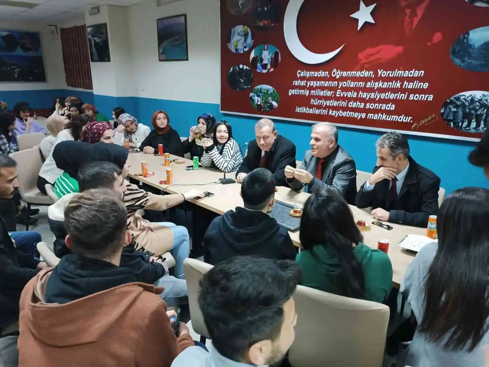 BEÜ Rektörü Prof. Dr. Elmastaş Adilcevaz KYK'da kalan öğrenciler ile bir araya geldi
