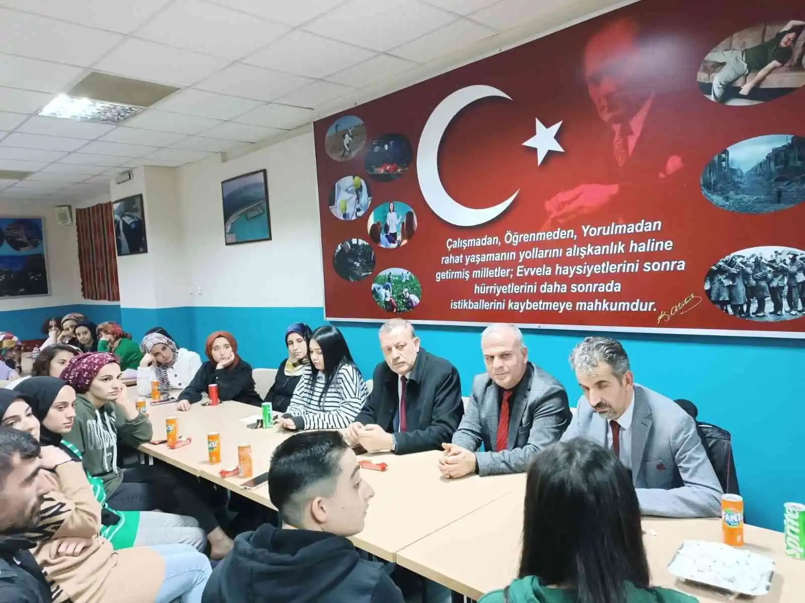 BEÜ Rektörü Prof. Dr. Elmastaş Adilcevaz KYK’da kalan öğrenciler ile bir araya geldi