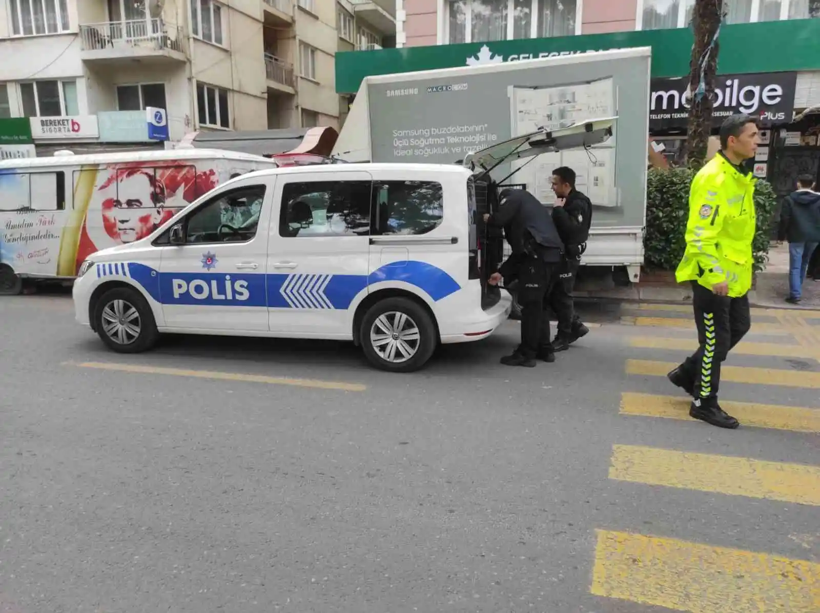 Beyaz atlı kovboy uyarıları dinlemedi, trafik ekipleri atını bağladı