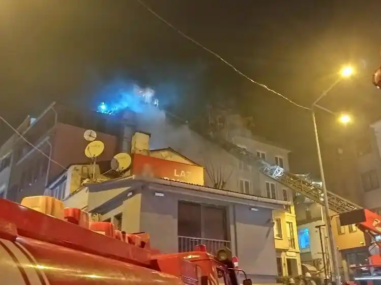 Beyoğlu’nda 4 katlı ahşap bina alev alev yandı, dumandan zehirlenen bir kedi öldü