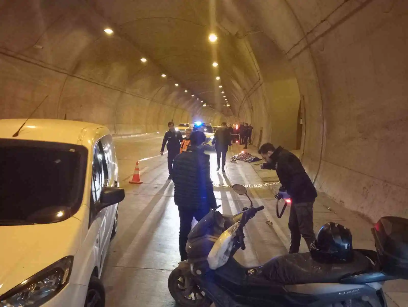 Beyoğlu’nda tünel içinde motosikletin kontrolünü kaybederek duvara çarpan sürücü hayatını kaybetti