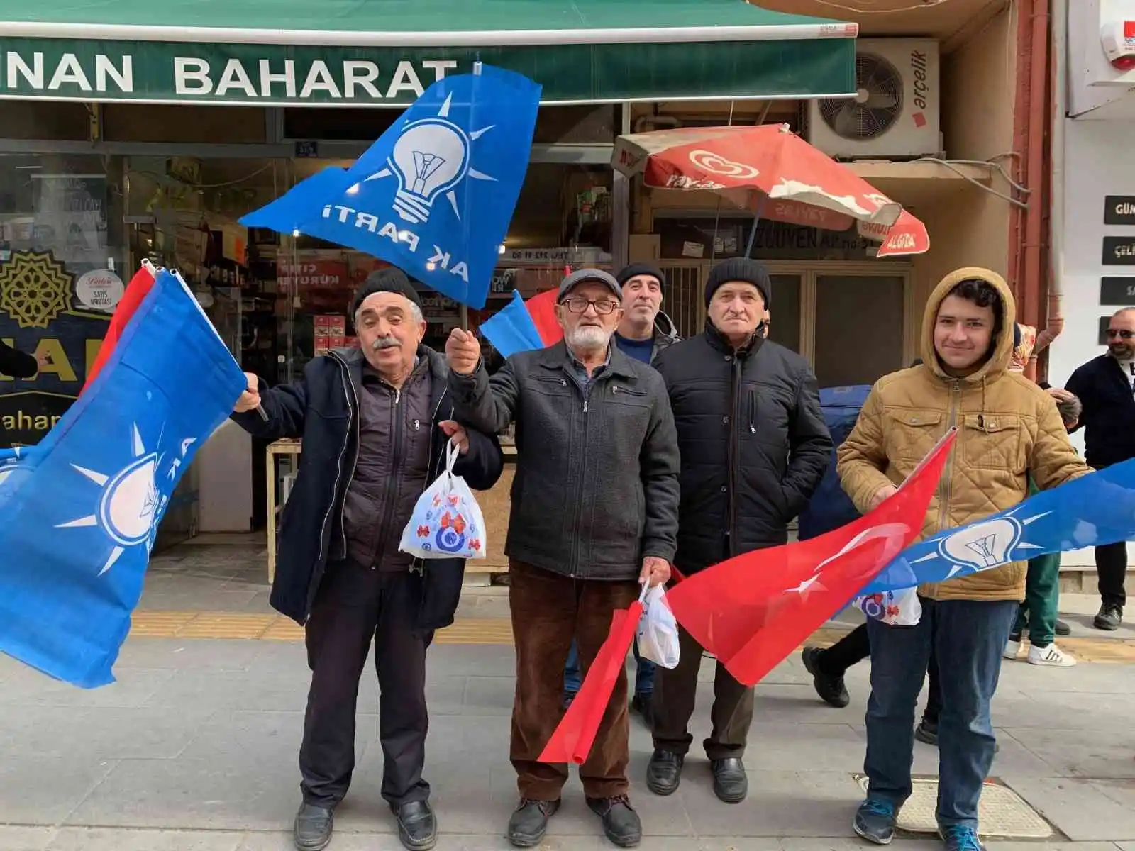 Bilecik’te Erdoğan’ı bekleyen minik çocuğun heyecanı
