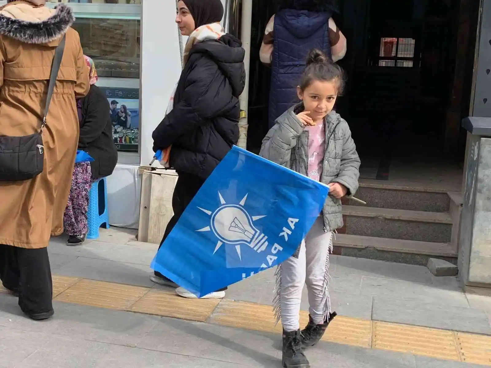 Bilecik’te Erdoğan’ı bekleyen minik çocuğun heyecanı
