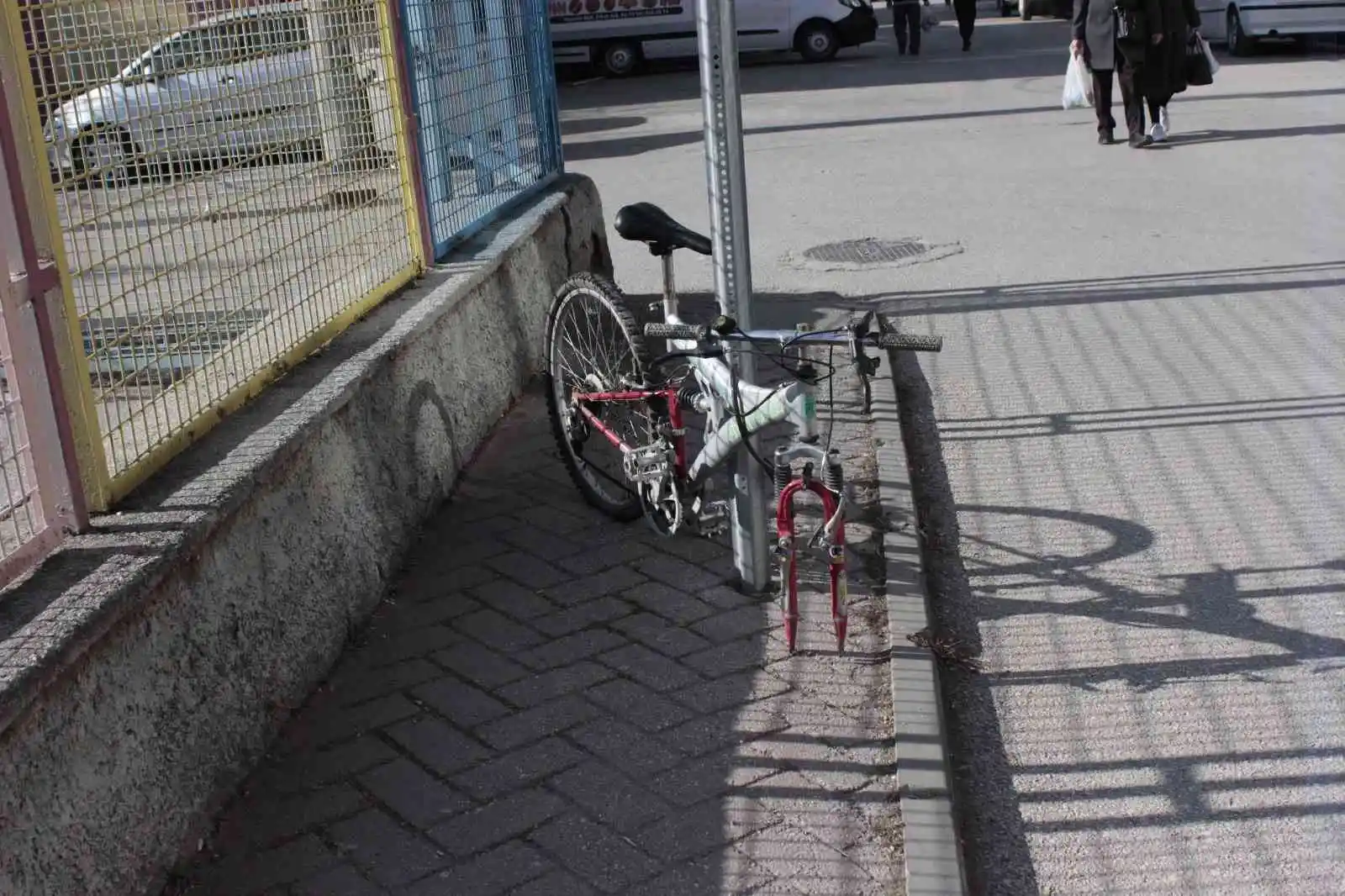 Bisikletin zincirini kıramayınca tekerini çaldılar
