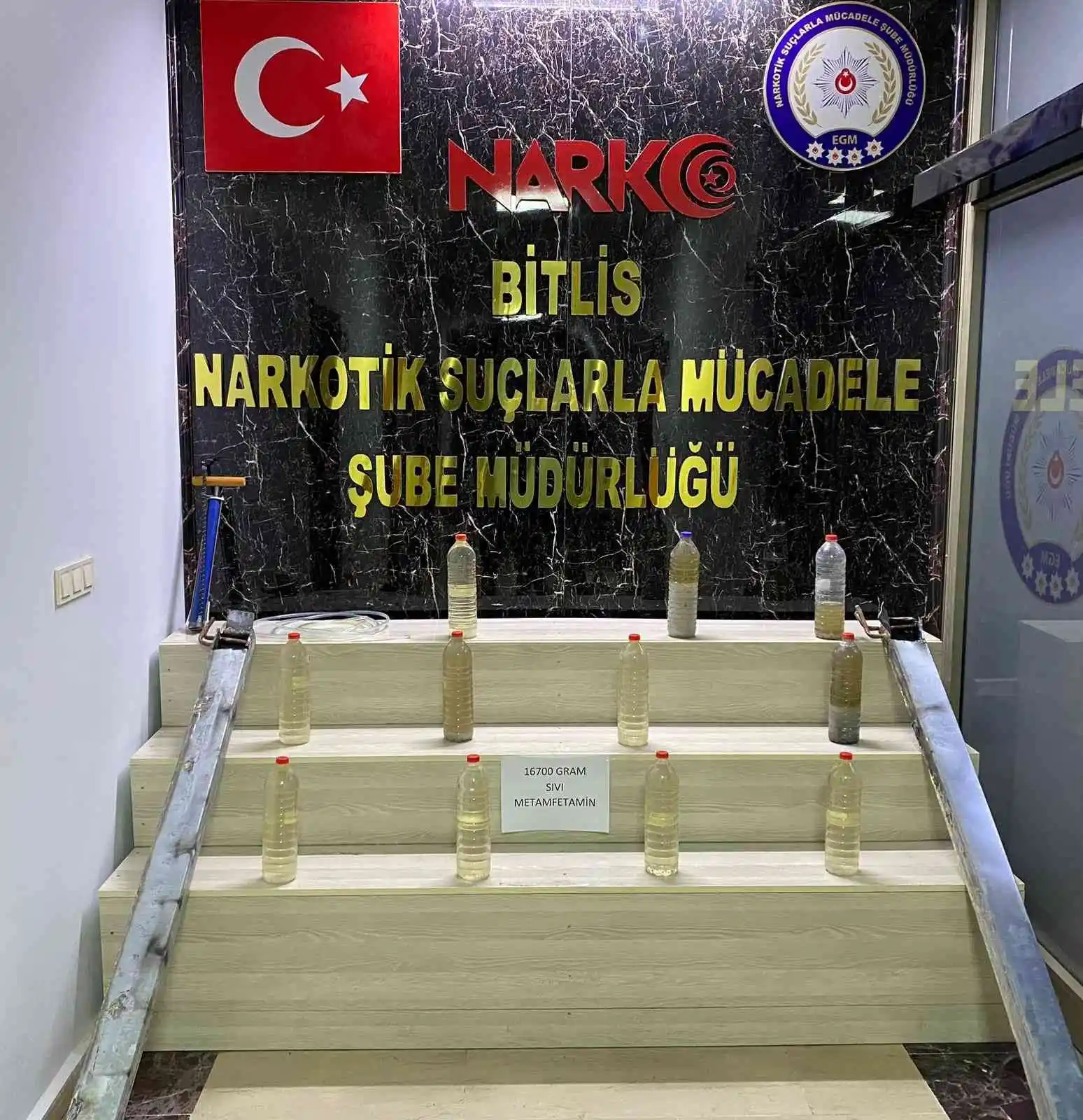 Bitlis'te 16 kilo 700 gram sıvı metamfetamin ele geçirildi
