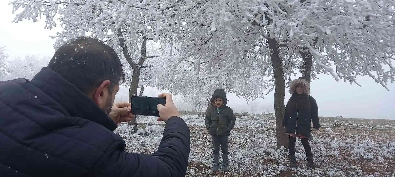 Bitlis’te kırağı tutan ağaçlar kartpostallık görüntü oluşturdu
