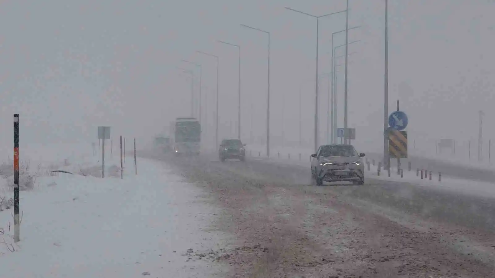 Bitlis’te yoğun kar yağışı ve tipi hayatı olumsuz etkiliyor