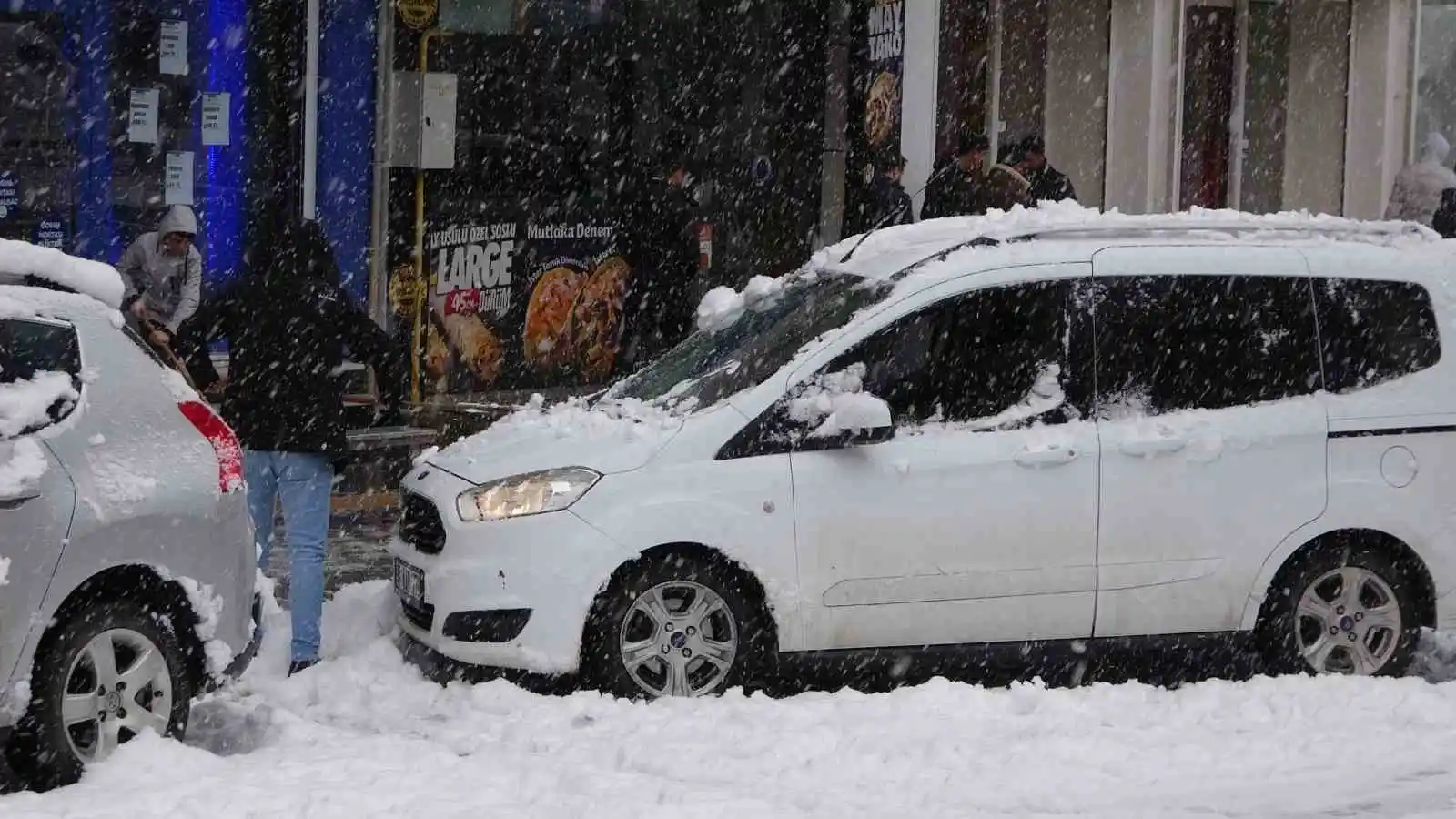 Bitlis’te yoğun kar yağışı ve tipi hayatı olumsuz etkiliyor