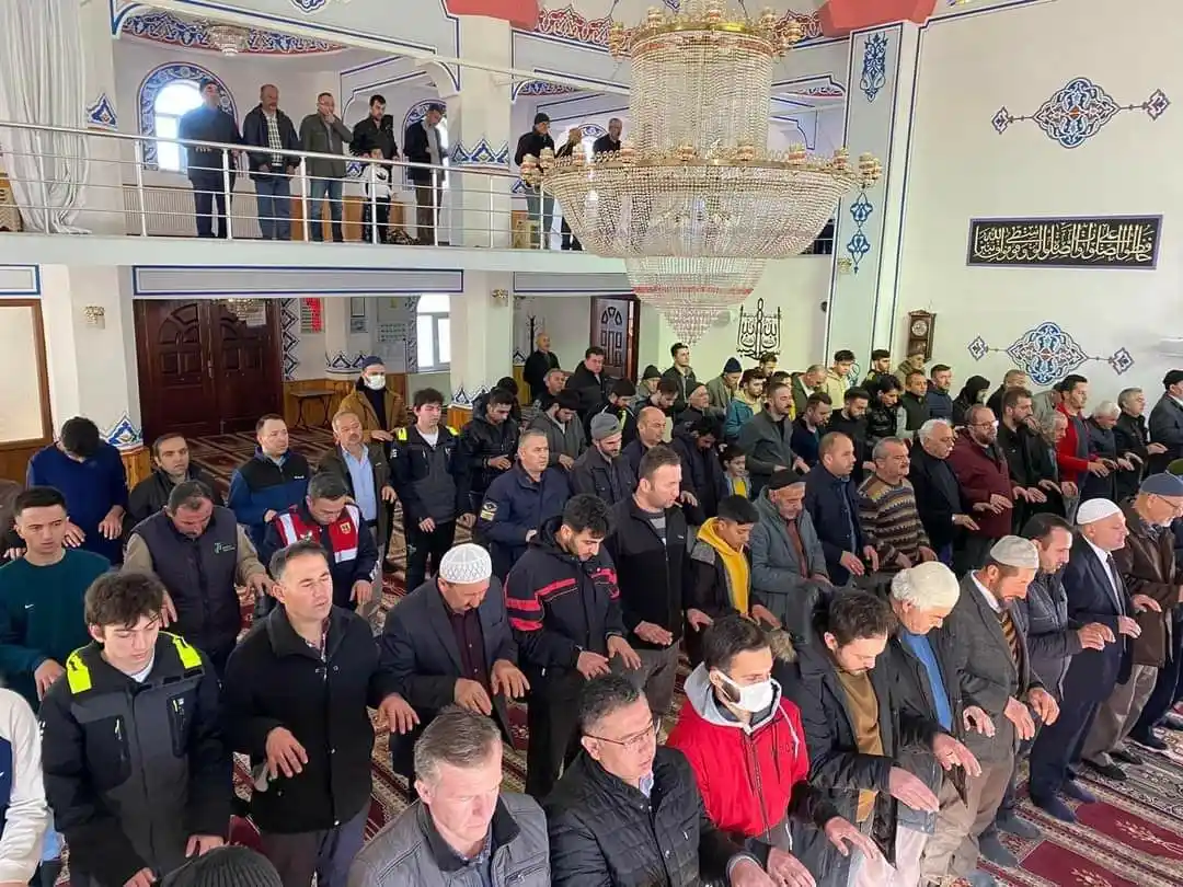 Bolu’da eller yağmur için semaya açıldı
