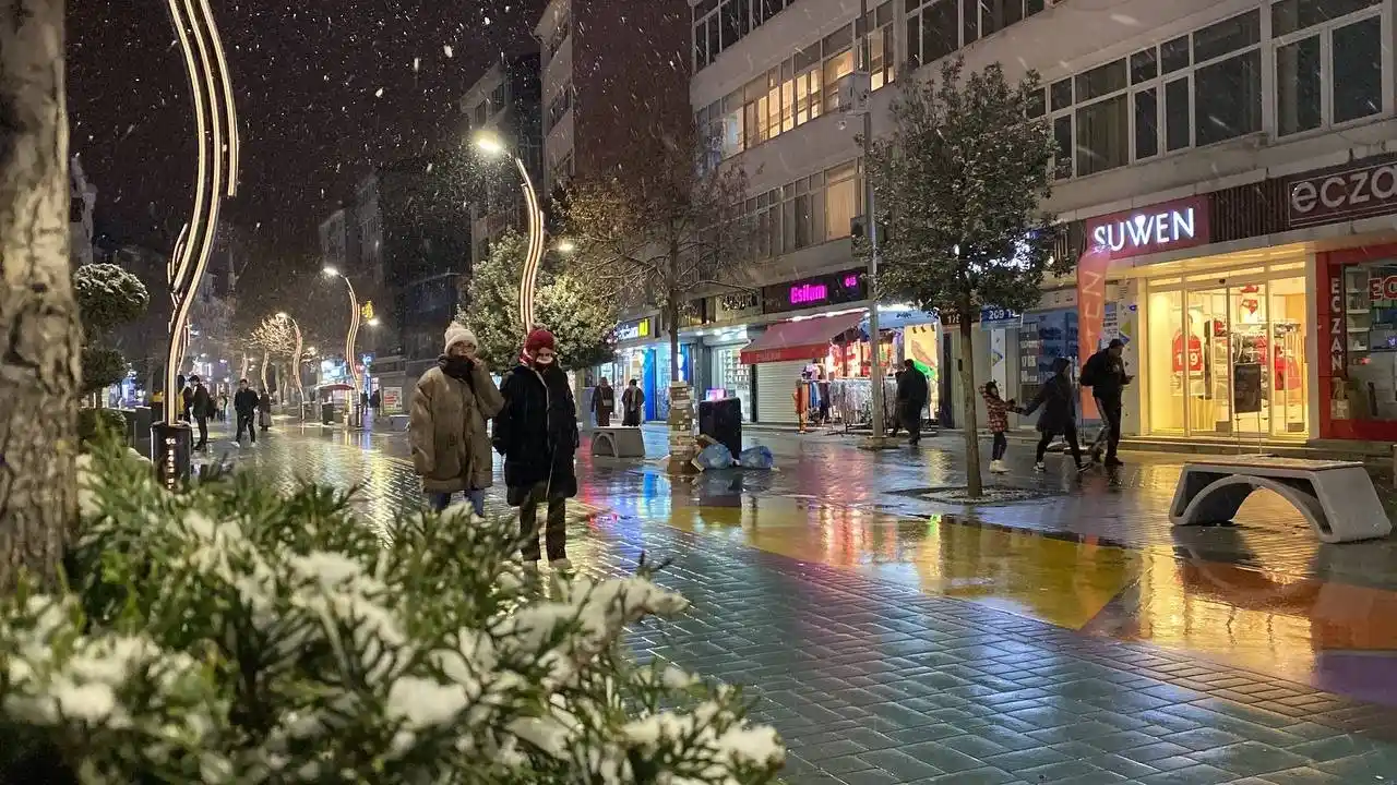 Bolu'da şehir merkezinde kar yağışı etkili oluyor