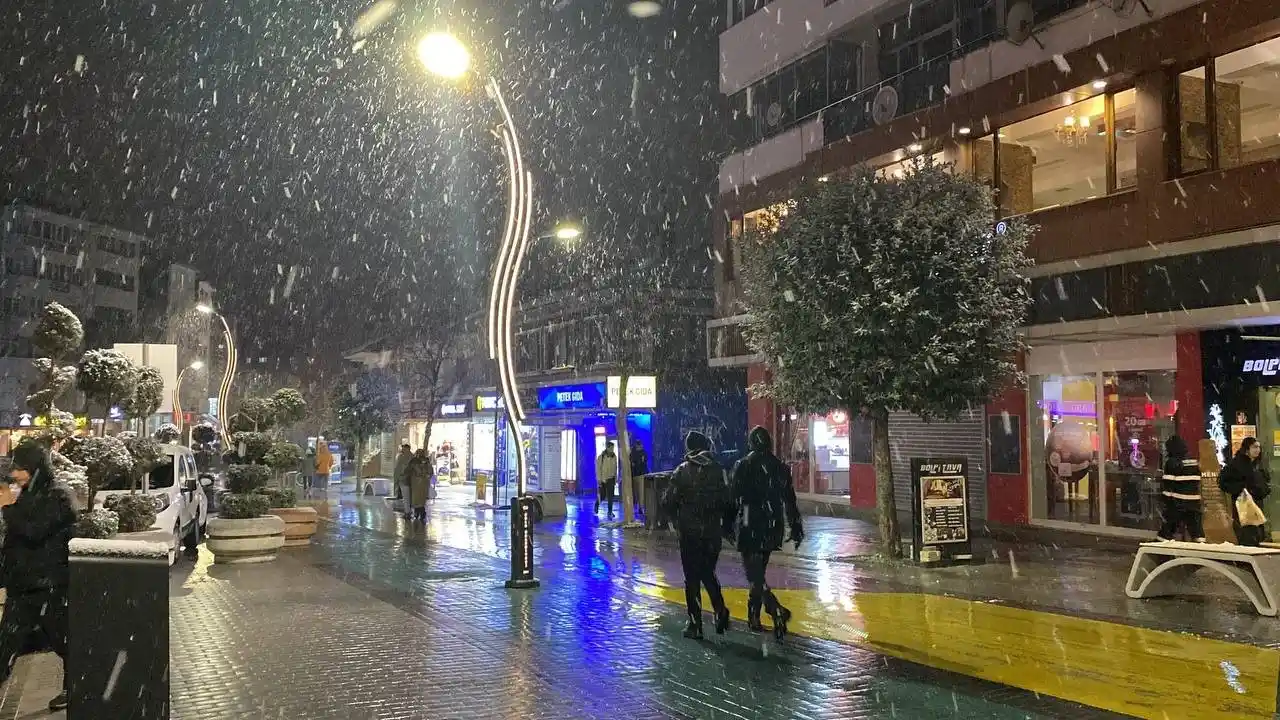 Bolu’da şehir merkezinde kar yağışı etkili oluyor