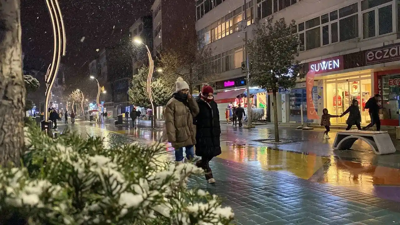 Bolu’da şehir merkezinde kar yağışı etkili oluyor