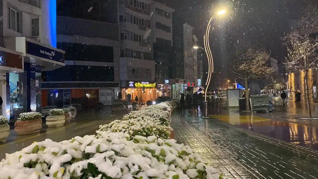 Bolu’da şehir merkezinde kar yağışı etkili oluyor