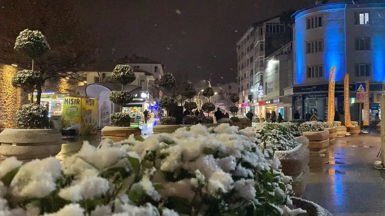 Bolu’da şehir merkezinde kar yağışı etkili oluyor