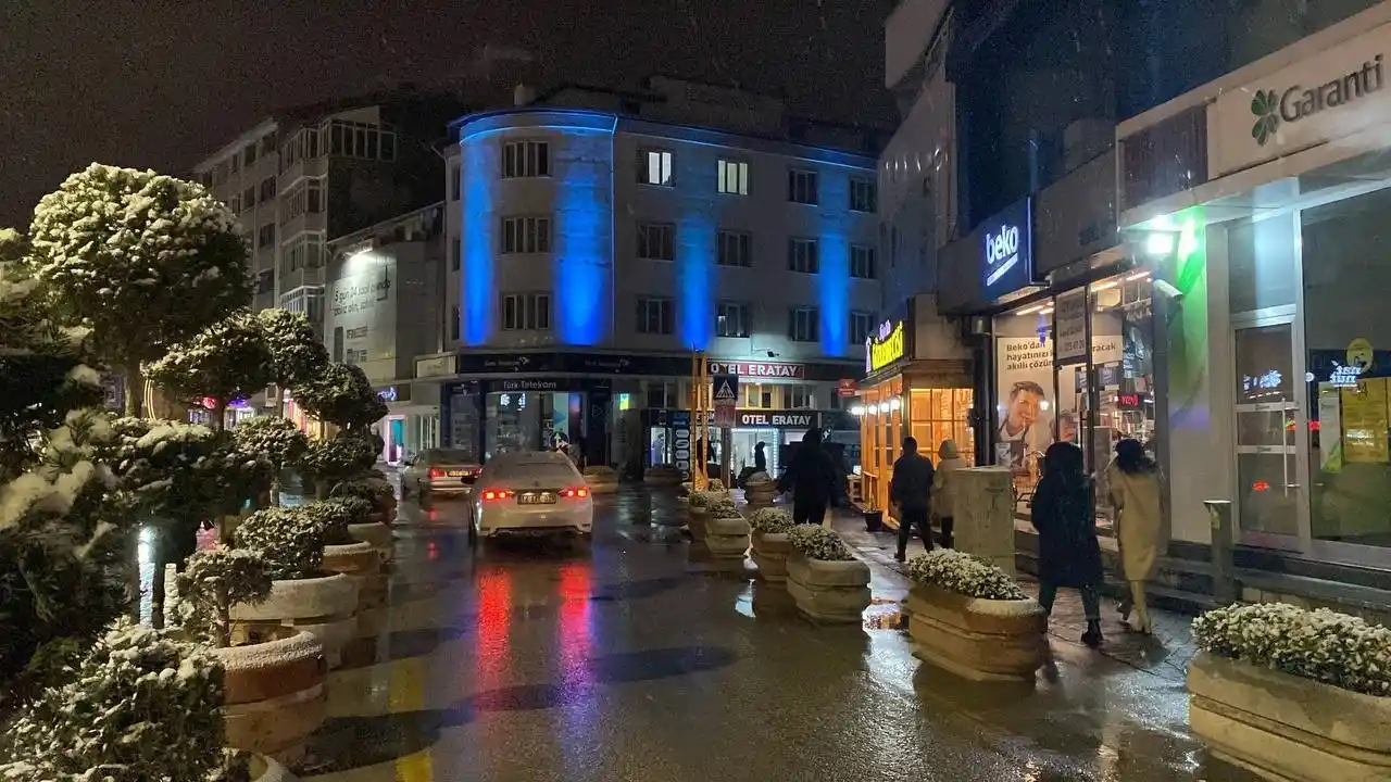 Bolu’da şehir merkezinde kar yağışı etkili oluyor