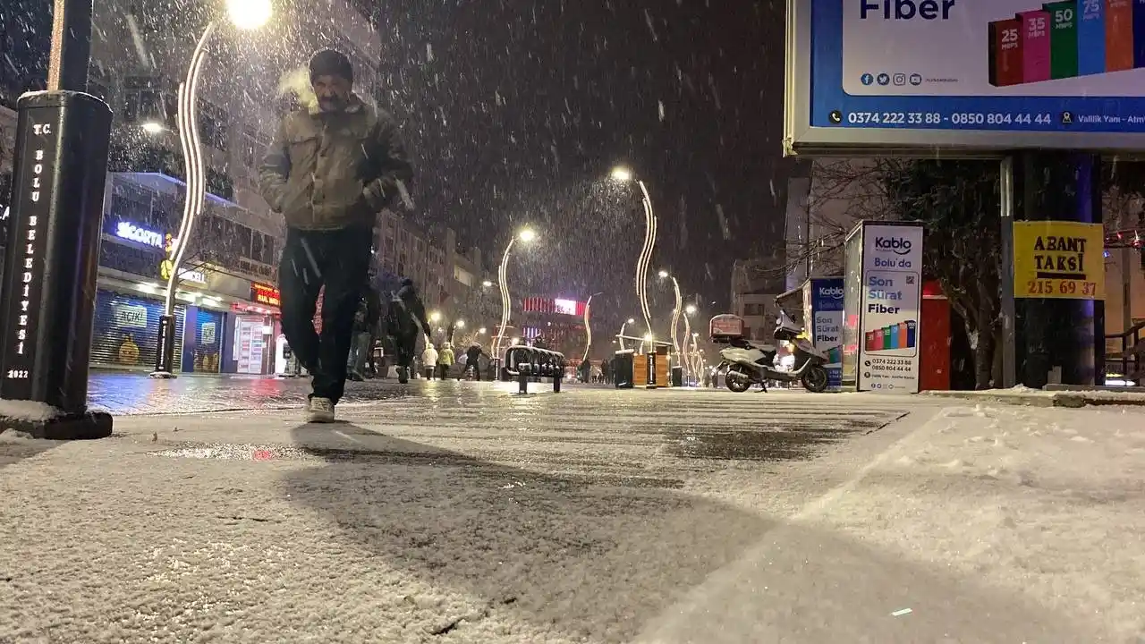 Bolu’da şehir merkezinde kar yağışı etkili oluyor
