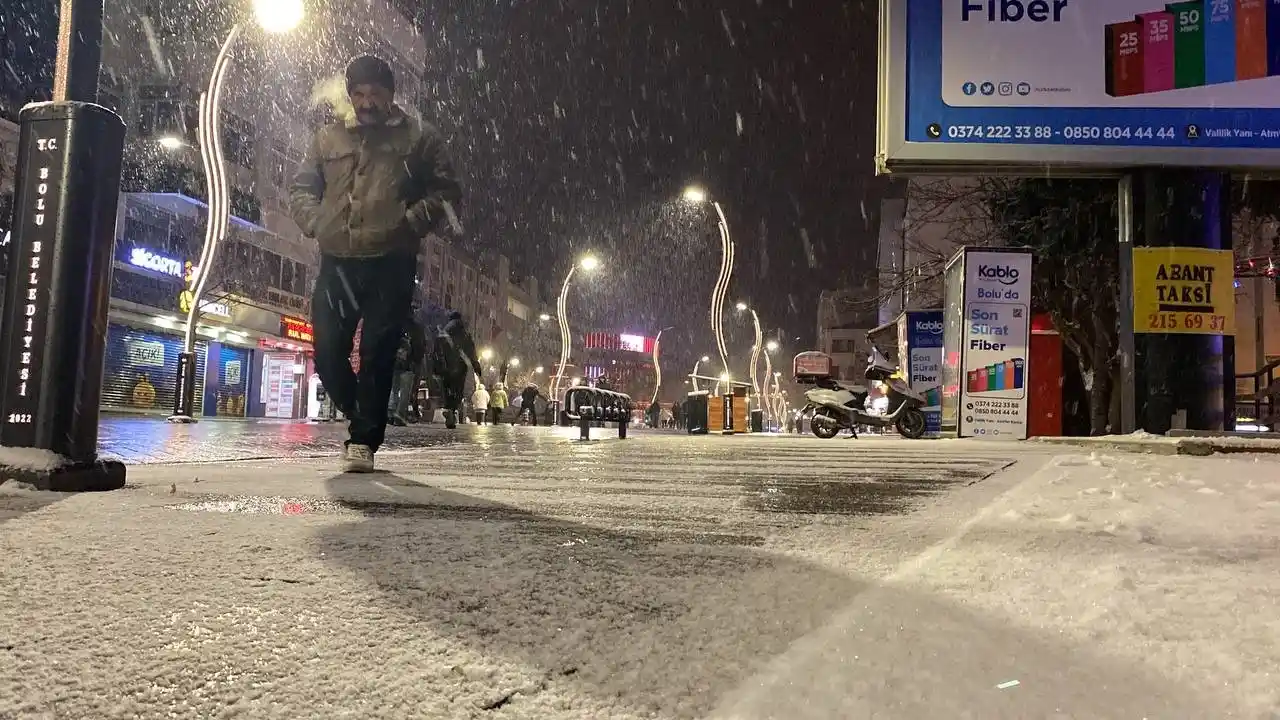 Bolu’da şehir merkezinde kar yağışı etkili oluyor