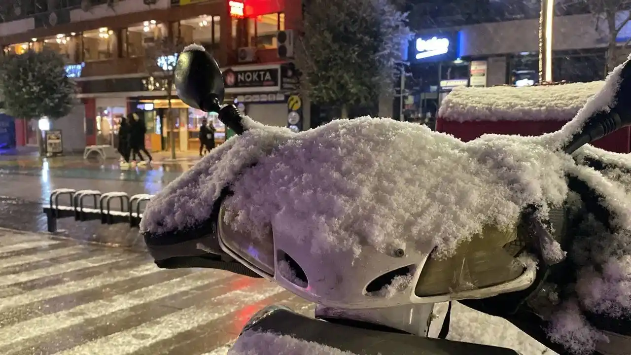 Bolu’da şehir merkezinde kar yağışı etkili oluyor