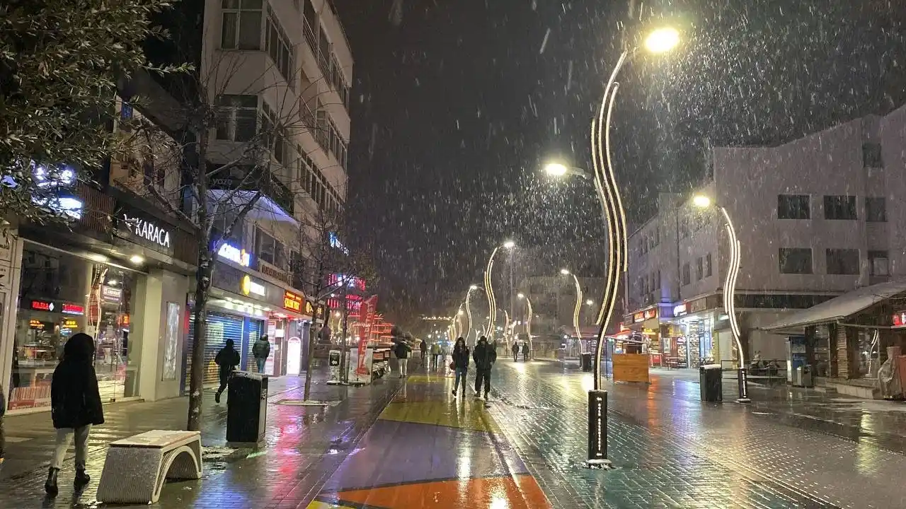 Bolu’da şehir merkezinde kar yağışı etkili oluyor