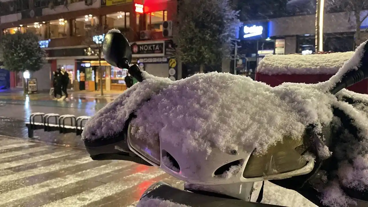 Bolu’da şehir merkezinde kar yağışı etkili oluyor