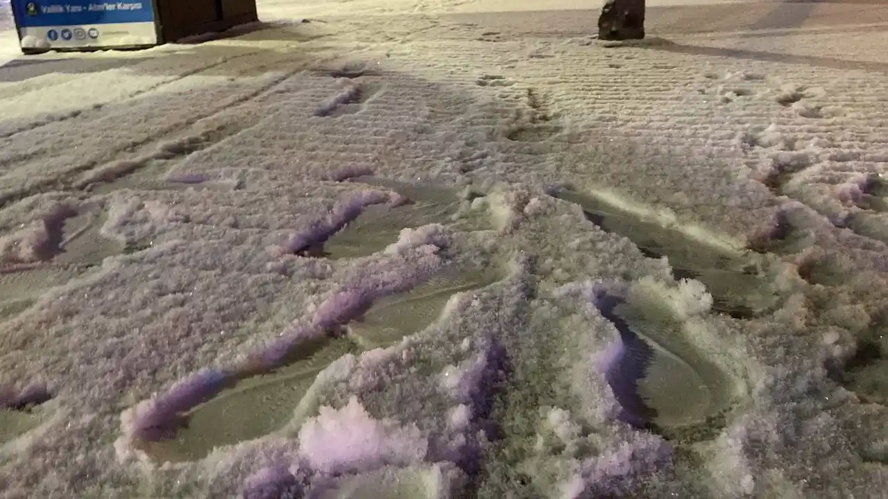 Bolu’da şehir merkezinde kar yağışı etkili oluyor