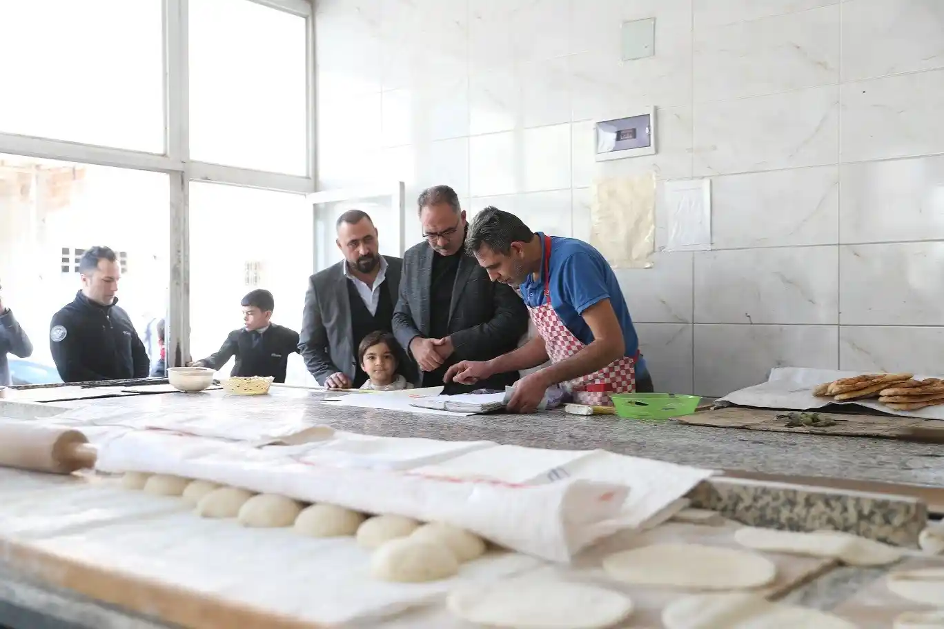 Borçları ödenen mahallede denetim yaptı