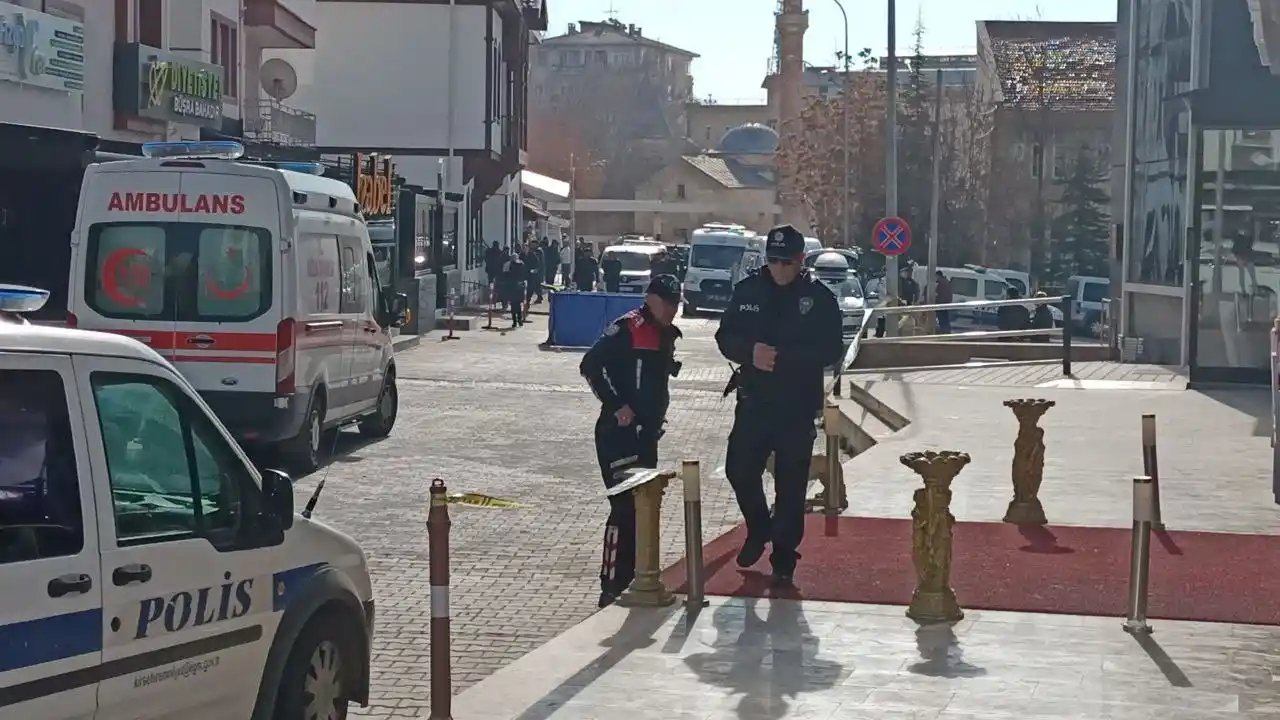 Boşanma aşamasındaki eşini 10 kurşunla öldürüp intihar etti