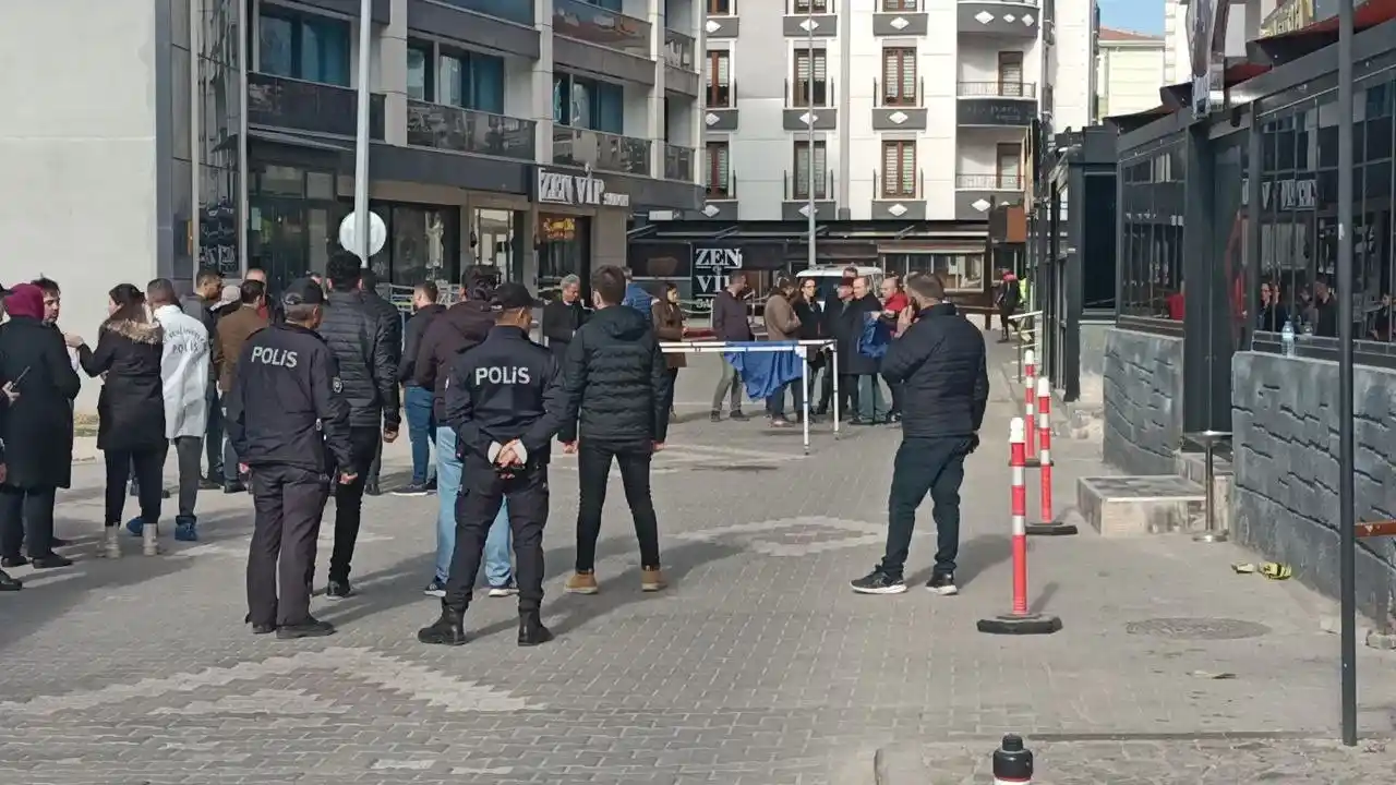 Boşanma aşamasındaki eşini 10 kurşunla öldürüp intihar etti