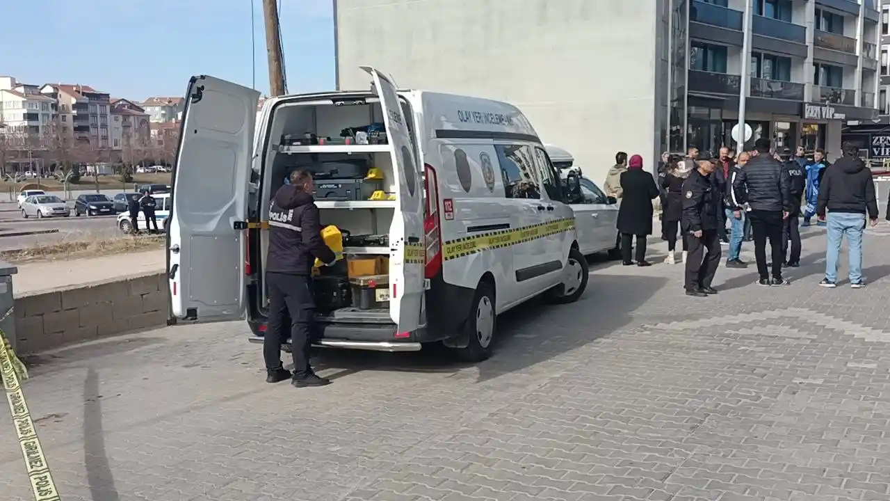 Boşanma aşamasındaki eşini 10 kurşunla öldürüp intihar etti