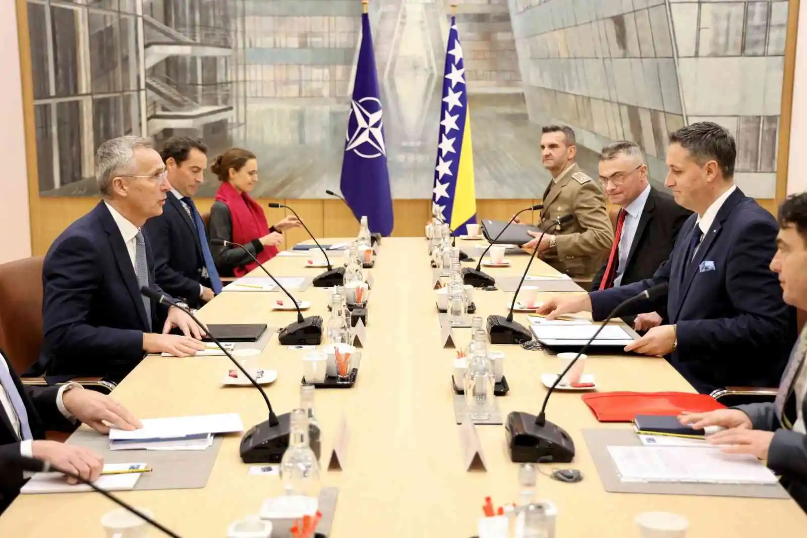 Bosna Hersek Devlet Başkanlığı Konseyi'nin Boşnak üyesi Becirovic, NATO Genel Sekreteri Stoltenberg ile bir araya geldi
