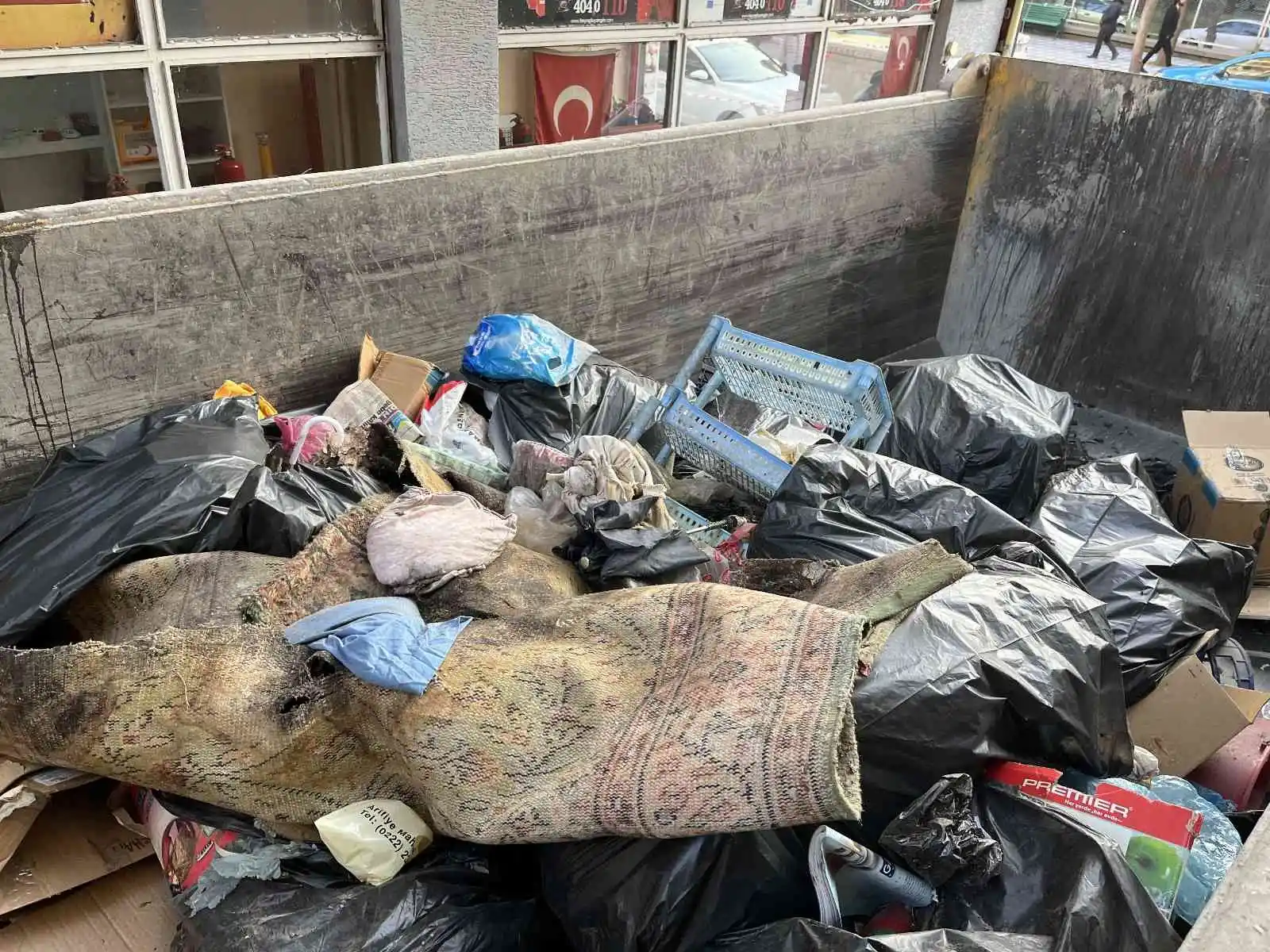Bu evden yaklaşık 40 ton çöp çıkartıldı