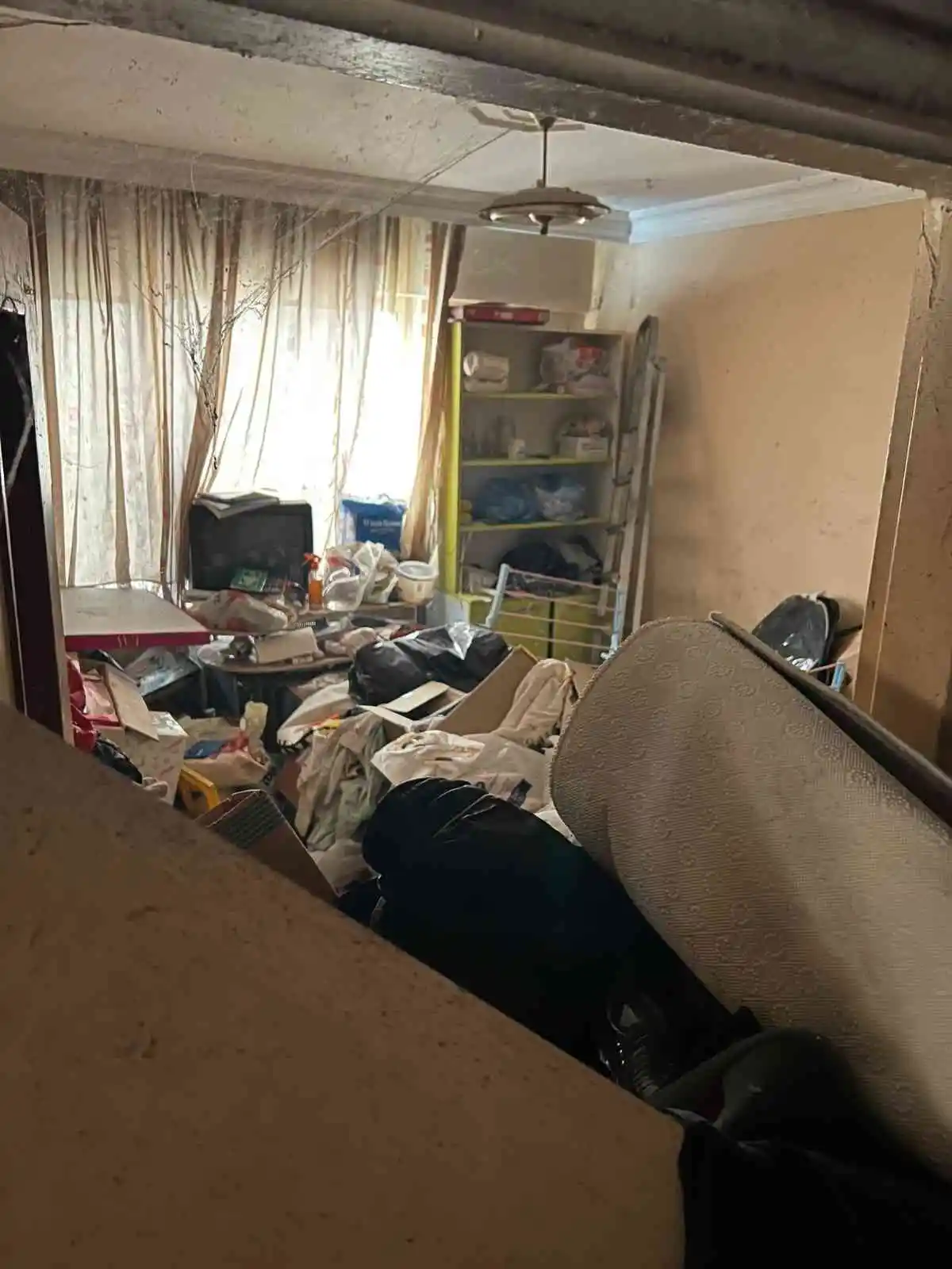 Bu evden yaklaşık 40 ton çöp çıkartıldı